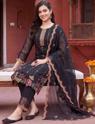 Women Floral Embroidered Regular Thread Work Kurta with Trousers & With Dupatta 5