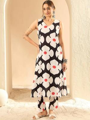 Women Floral Printed Regular Pure Cotton Kurta with Trousers 1