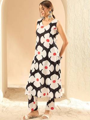 Women Floral Printed Regular Pure Cotton Kurta with Trousers 4