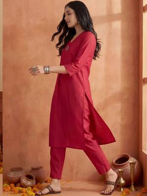 Women Regular Liva Kurta with Trousers 3