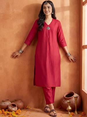 Women Regular Liva Kurta with Trousers 4