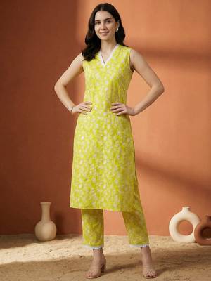 Women Floral Printed Regular Pure Cotton Kurta with Trousers 1
