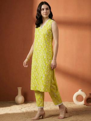 Women Floral Printed Regular Pure Cotton Kurta with Trousers 3