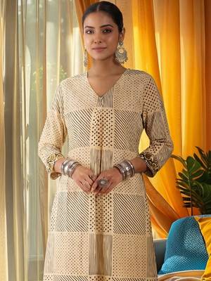Women Printed Regular Pure Cotton Kurta with Trousers 3