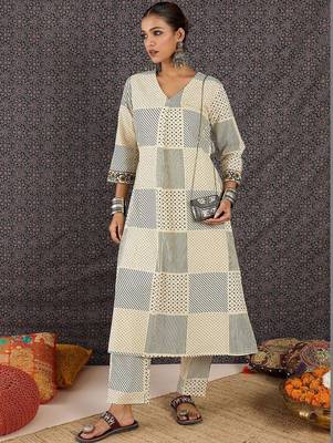 Women Printed Regular Pure Cotton Kurta with Trousers 5