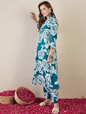 Women Floral Printed Cotton Kurta with Trousers 4