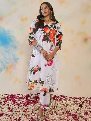 Women Floral Printed Regular Kurta with Trousers 2
