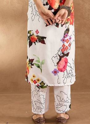 Women Floral Printed Regular Kurta with Trousers 4