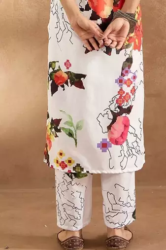 Women Floral Printed Regular Kurta with Trousers