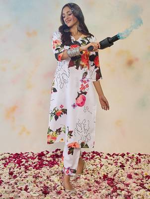 Women Floral Printed Regular Kurta with Trousers 5
