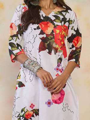 Women Floral Printed Regular Kurta with Trousers 7