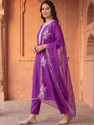 Women Ethnic Motifs Embroidered Regular Thread Work Liva Kurta with Trousers & With Dupatta 3