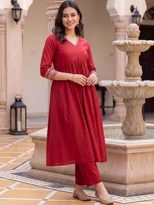 Women Ethnic Motifs Embroidered Empire Thread Work Liva Kurta with Trousers 1