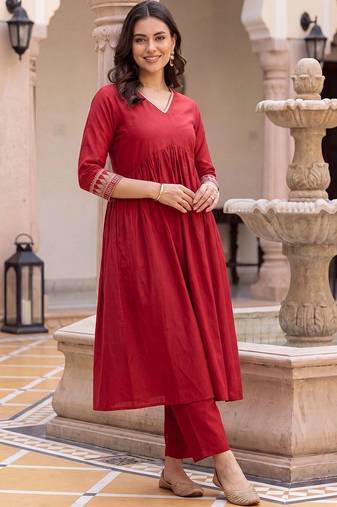 Women Ethnic Motifs Embroidered Empire Thread Work Liva Kurta with Trousers