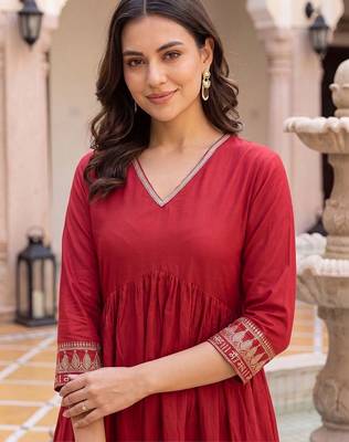 Women Ethnic Motifs Embroidered Empire Thread Work Liva Kurta with Trousers 2