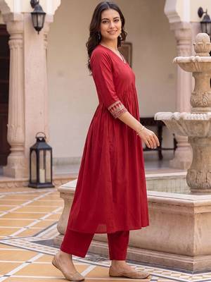 Women Ethnic Motifs Embroidered Empire Thread Work Liva Kurta with Trousers 3