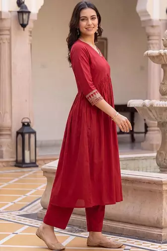 Women Ethnic Motifs Embroidered Empire Thread Work Liva Kurta with Trousers