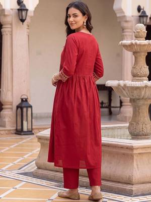 Women Ethnic Motifs Embroidered Empire Thread Work Liva Kurta with Trousers 4
