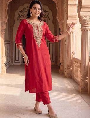 Women Embroidered Regular Thread Work Liva Kurta with Trousers 1