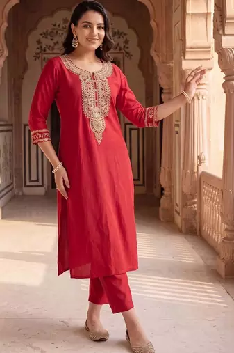 Women Embroidered Regular Thread Work Liva Kurta with Trousers