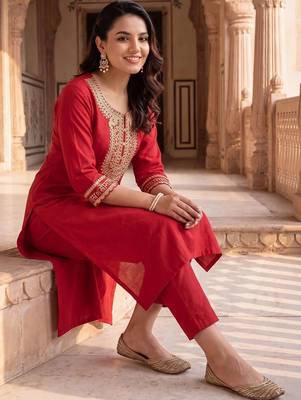 Women Embroidered Regular Thread Work Liva Kurta with Trousers 5