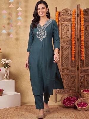 Women Ethnic Motifs Embroidered Regular Thread Work Kurta with Trousers 1