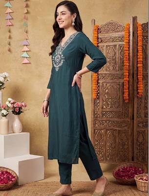 Women Ethnic Motifs Embroidered Regular Thread Work Kurta with Trousers 3