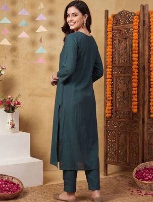 Women Ethnic Motifs Embroidered Regular Thread Work Kurta with Trousers 4