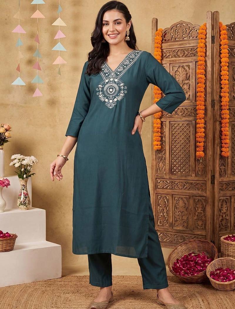 Women Ethnic Motifs Embroidered Regular Thread Work Kurta with Trousers