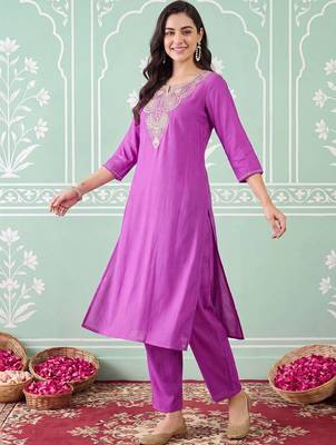 Women Ethnic Motifs Embroidered Regular Thread Work Kurta with Trousers 1