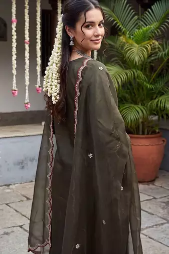 Women Ethnic Motifs Embroidered Regular Thread Work Liva Kurta with Trousers & With Dupatta