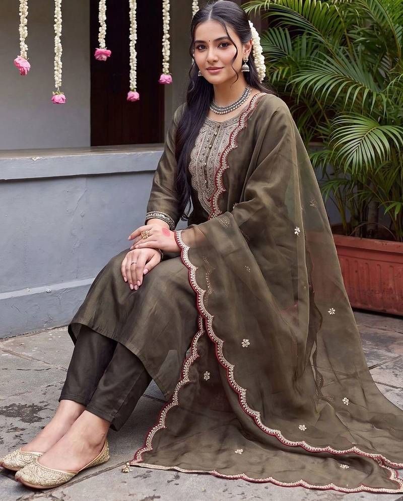 Women Ethnic Motifs Embroidered Regular Thread Work Liva Kurta with Trousers & With Dupatta