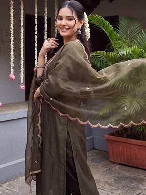 Women Ethnic Motifs Embroidered Regular Thread Work Liva Kurta with Trousers & With Dupatta 6