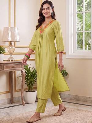 Women Regular Thread Work Liva Kurta with Trousers 1