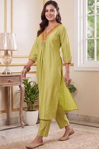 Women Regular Thread Work Liva Kurta with Trousers