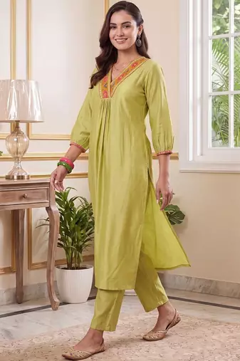 Women Regular Thread Work Liva Kurta with Trousers