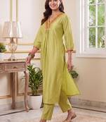 Women Regular Thread Work Liva Kurta with Trousers