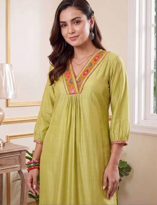 Women Regular Thread Work Liva Kurta with Trousers 2