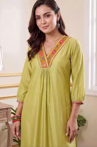 Women Regular Thread Work Liva Kurta with Trousers