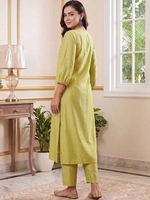 Women Regular Thread Work Liva Kurta with Trousers 3