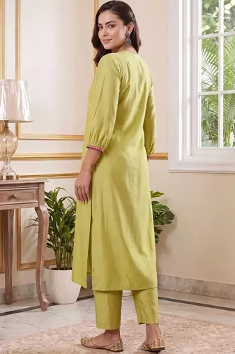 Women Regular Thread Work Liva Kurta with Trousers