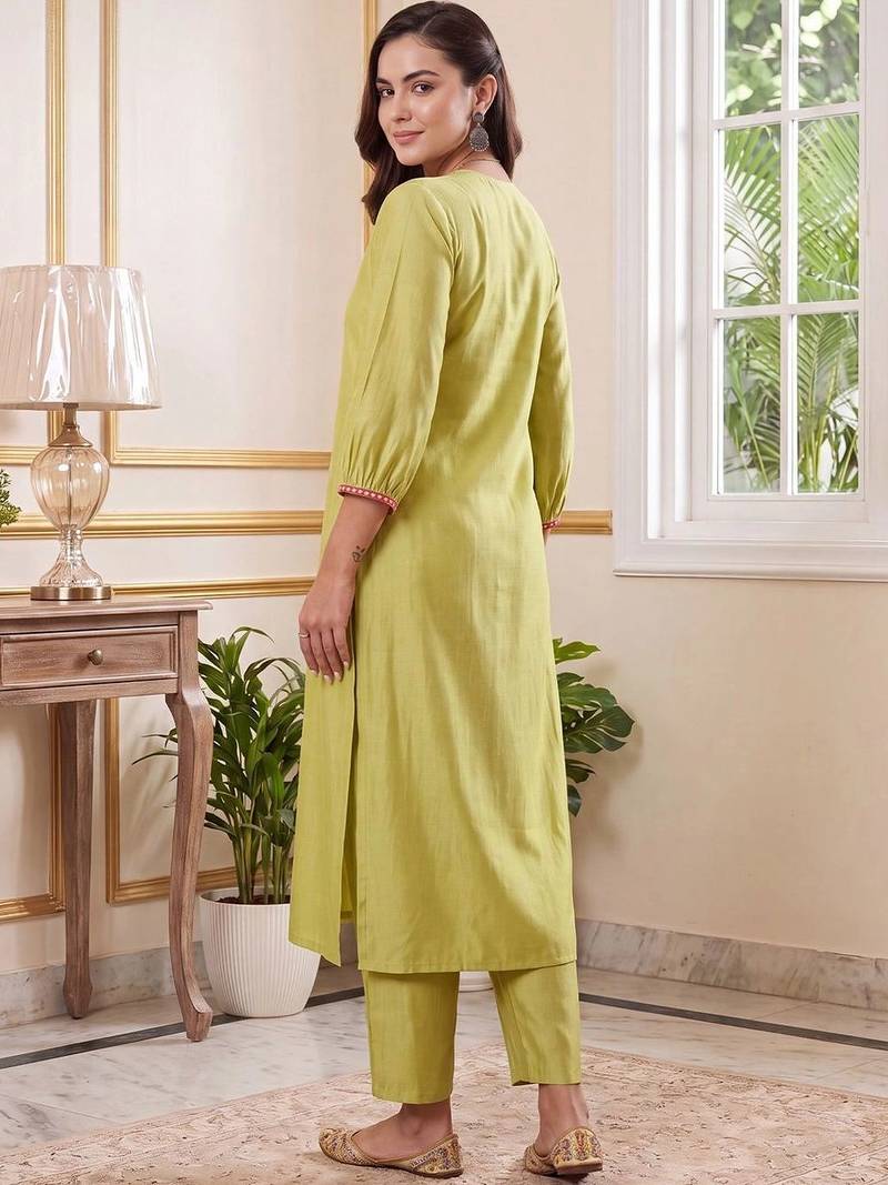 Women Regular Thread Work Liva Kurta with Trousers