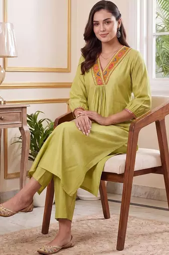 Women Regular Thread Work Liva Kurta with Trousers