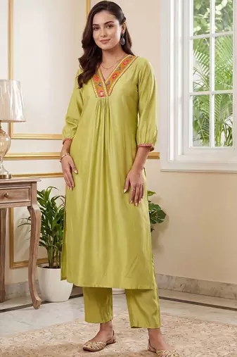 Women Regular Thread Work Liva Kurta with Trousers