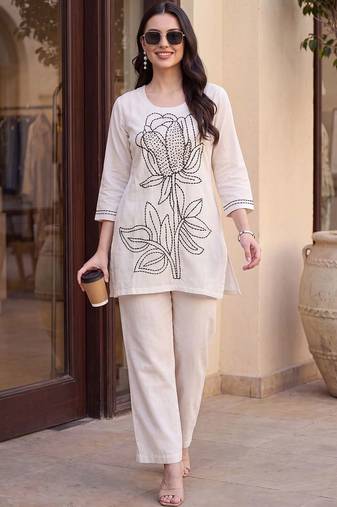 Women Floral Embroidered Regular Thread Work Pure Cotton Kurti with Trousers