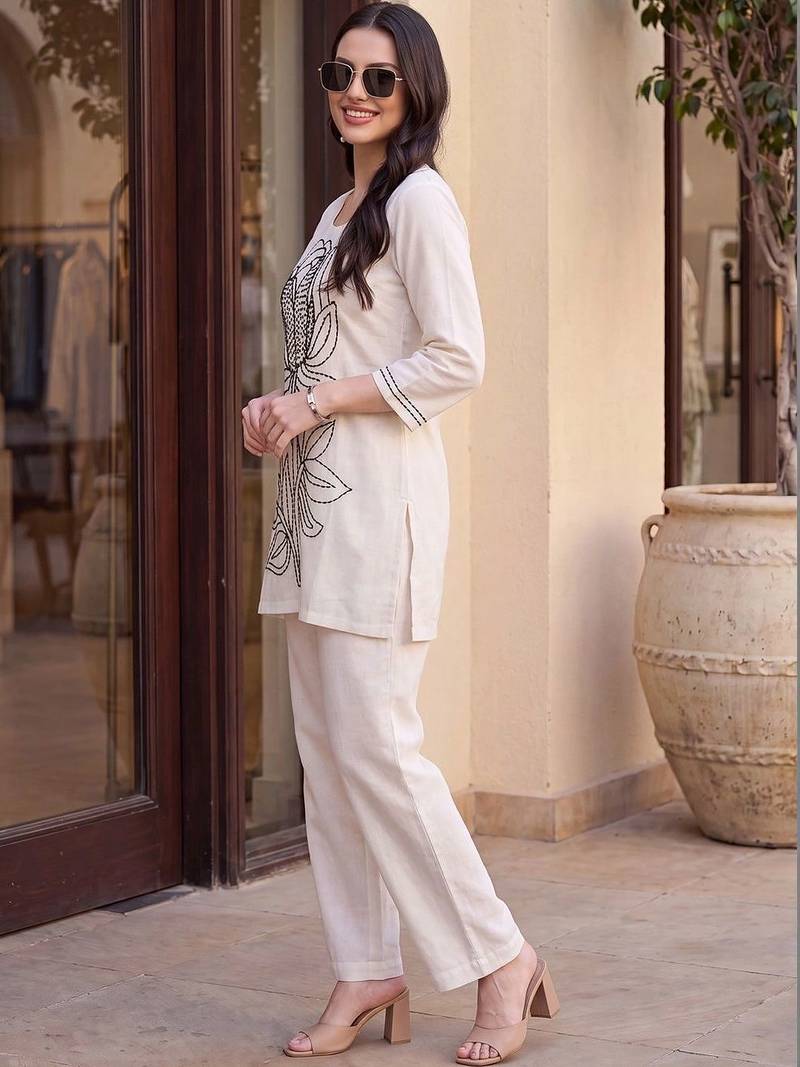 Women Floral Embroidered Regular Thread Work Pure Cotton Kurti with Trousers