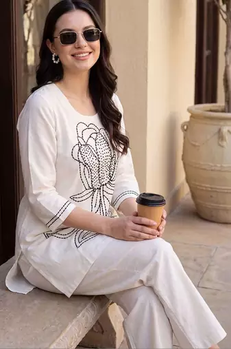 Women Floral Embroidered Regular Thread Work Pure Cotton Kurti with Trousers