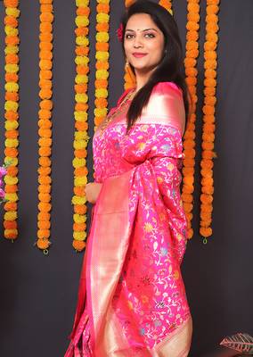 Rani pink banarasi silk blend saree with floral jaal & zari border 3