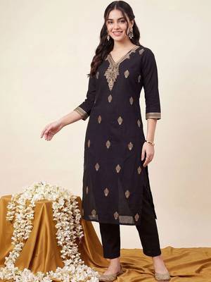 Women Ethnic Motifs Embroidered Regular Thread Work Kurta with Trousers 1