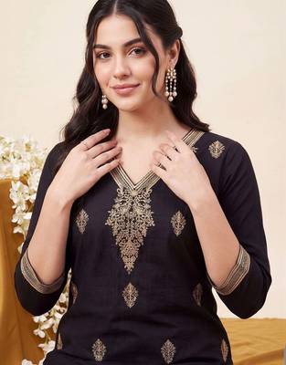 Women Ethnic Motifs Embroidered Regular Thread Work Kurta with Trousers 2